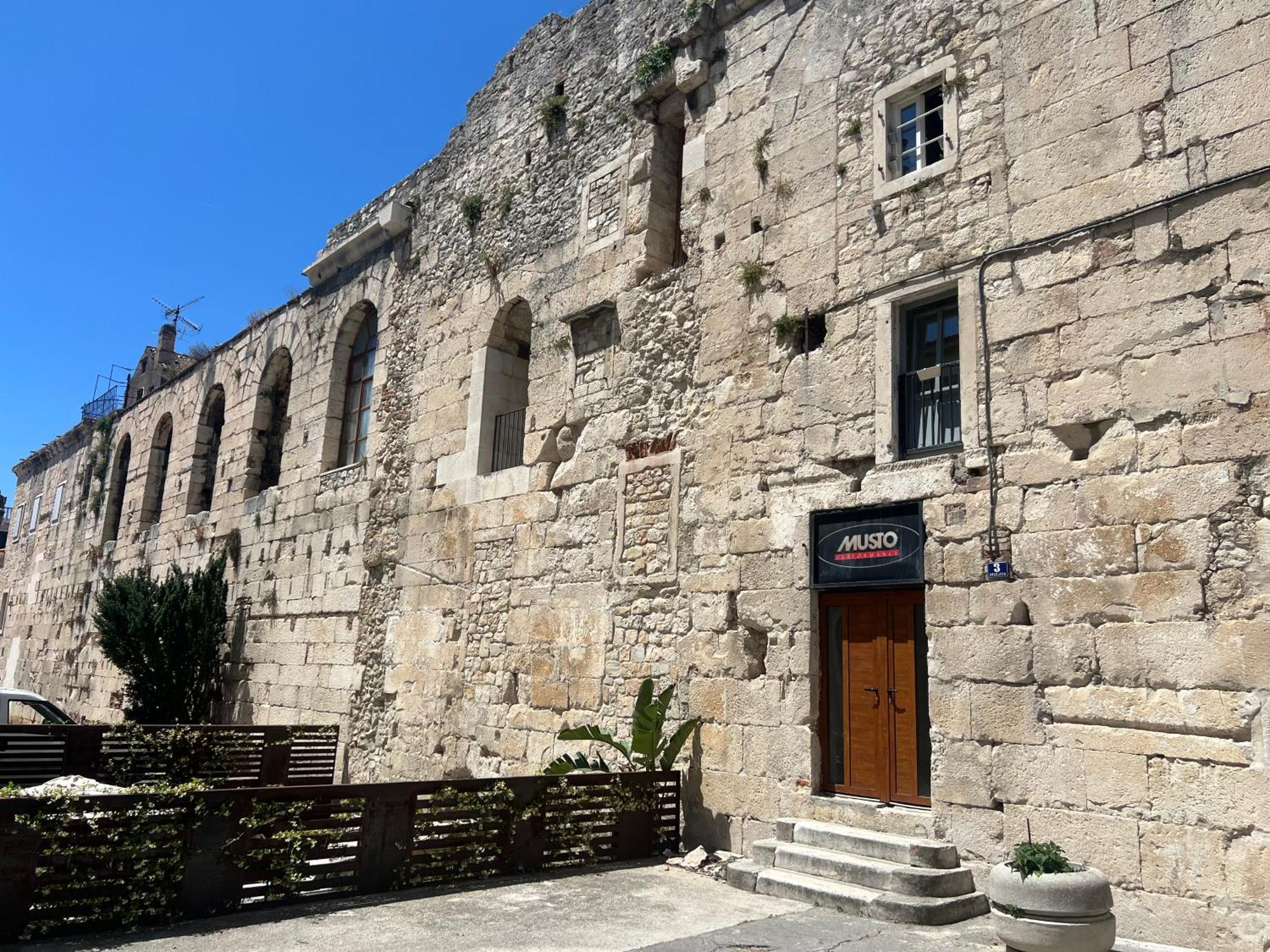 Emperor'S Residence Luxury Room - Unique Unesco Site Split Exterior photo